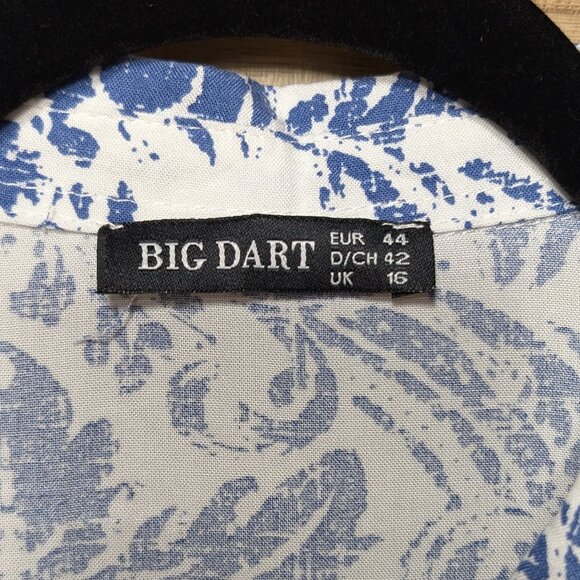 Big Dart Button-Up Shirt 100% Viscose Blue and White Patterned Size 12 - Picture 5 of 10